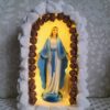 Kapliczka duża, biały kamień, z oświetleniem LED, z figurką Matki Bożej