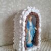 Kapliczka duża, biały kamień, z oświetleniem LED, z figurką Matki Bożej