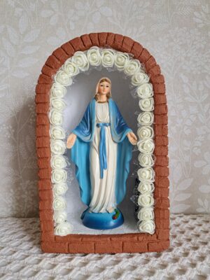 Kapliczka duża, imitacja cegły, oświetlenie LED, z figurką Matki Bożej