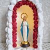 Kapliczka średnia, biały kamień, z oświetleniem LED, oraz figurką Matki Bożej