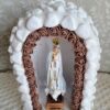 Kapliczka średnia, biały kamień, LED, z figurką Matki Bożej