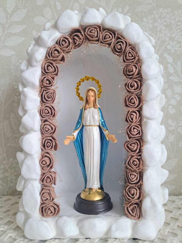 Kapliczka średnia- biały kamień, z oświetleniem LED, oraz figurką Matki Bożej