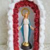 20260925_112530 Kapliczka mała, biały kamień, LED, z figurką Matki Bożej