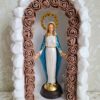 20260925_112631 Kapliczka mała, biały kamień, LED, z figurką Matki Bożej