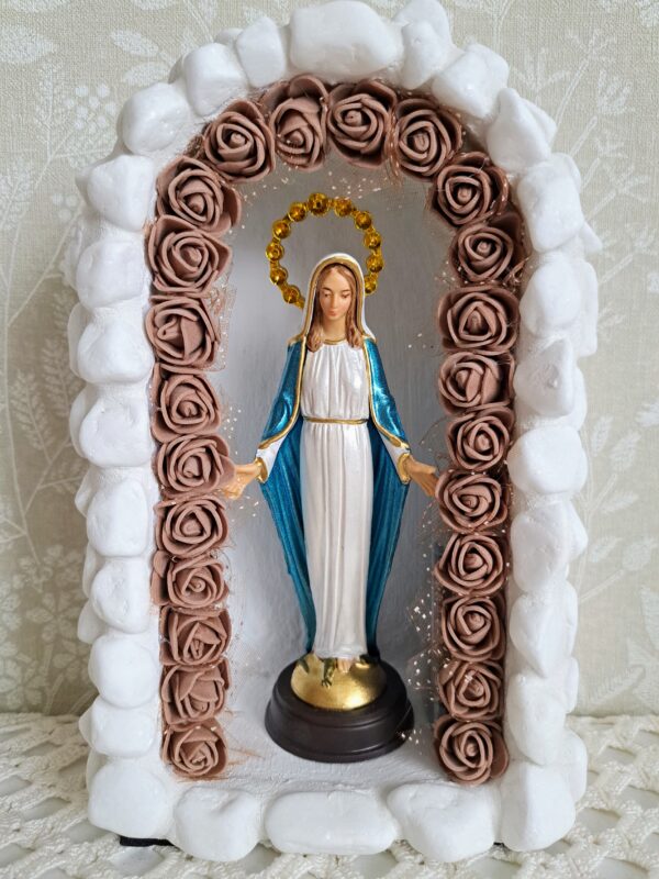 20260925_112631 Kapliczka mała, biały kamień, LED, z figurką Matki Bożej
