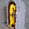 20260925_112722 Kapliczka mała, biały kamień, LED, z figurką Matki Bożej