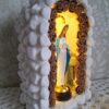 20260925_112729 Kapliczka mała, biały kamień, LED, z figurką Matki Bożej