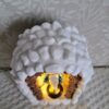 20260925_112734 Kapliczka mała, biały kamień, LED, z figurką Matki Bożej