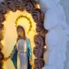 20260925_112756 Kapliczka mała, biały kamień, LED, z figurką Matki Bożej