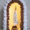 Kapliczka średnia, biały kamień, LED, z figurką Matki Bożej