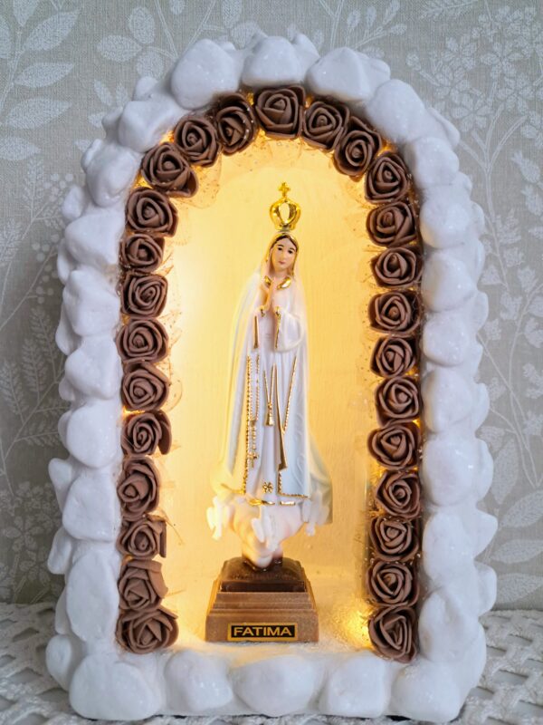 Kapliczka średnia, biały kamień, LED, z figurką Matki Bożej