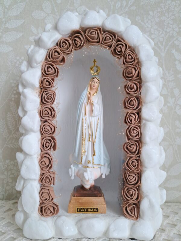 Kapliczka średnia, biały kamień, LED, z figurką Matki Bożej