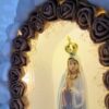 Kapliczka średnia, biały kamień, LED, z figurką Matki Bożej