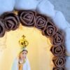 Kapliczka średnia, biały kamień, LED, z figurką Matki Bożej