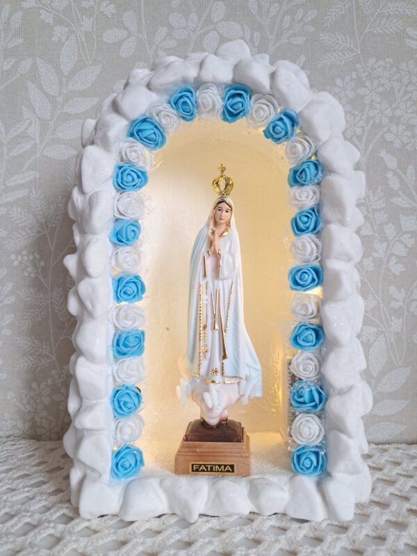 Mała kapliczka, biały kamień, LED, z figurką